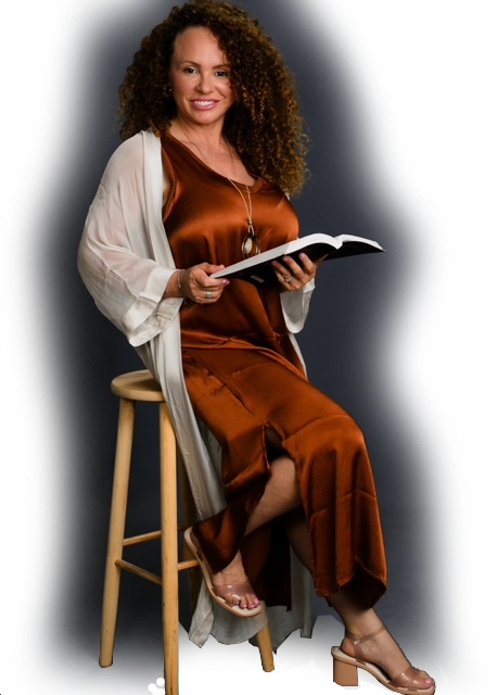 Pastora Laura Sousa segurando o livro Das Trevas Para a Luz